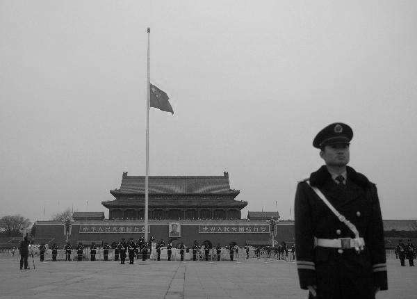 公海赌赌船官网变色哀悼抗击新冠疫情牺牲烈士和逝世同胞,怎么把网站变成黑白色